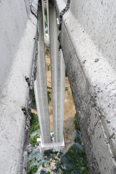 File:WenquanPierCrack.JPG