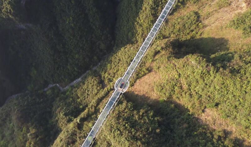 File:YundingfeiduGlassFootbridgeCenterDown.jpg