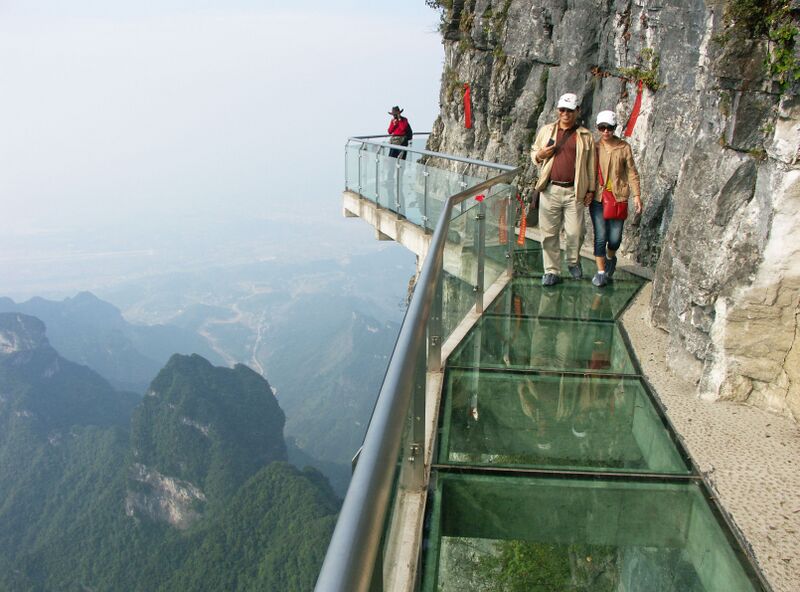 File:TianmenSkywalkTourists.jpg