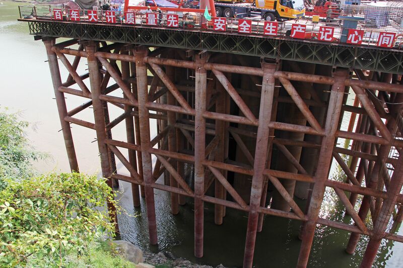 File:PengxiheRailwayPierPiples.JPG