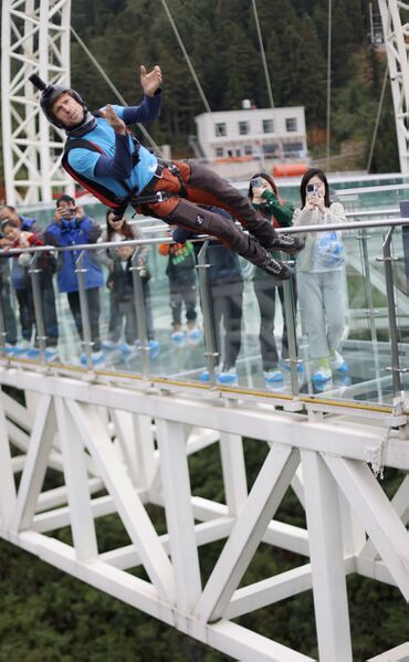 File:NizhuheClapJump.jpg