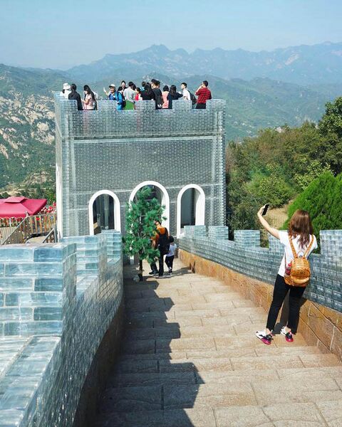 File:Qinglianggu Glass Crowd.jpeg