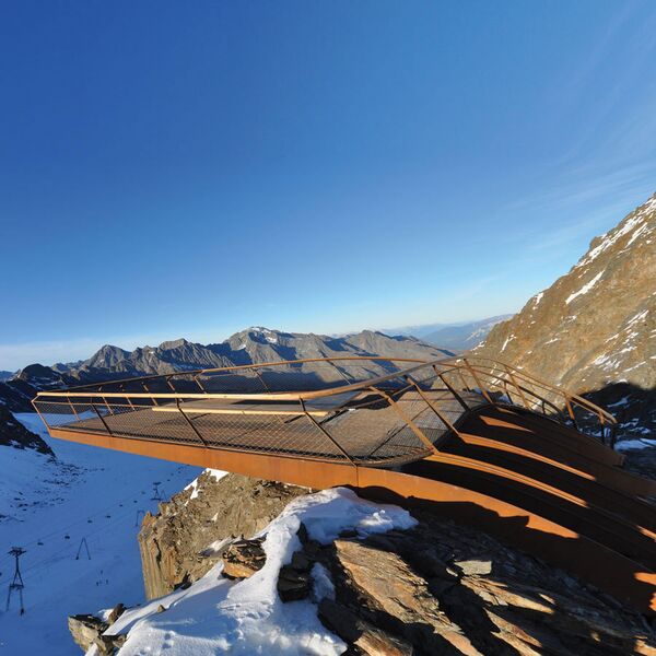 File:TopOfTyrolViewing.jpg