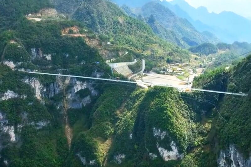 File:YundingfeiduGlassFootbridgeFarSideView.jpg