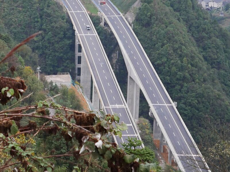 File:YuquangouTwoLonglensClose.JPG