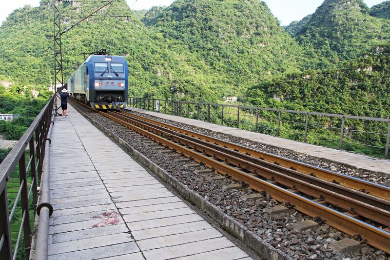 File:403QingshuiheRailwayJohn&Train.jpg