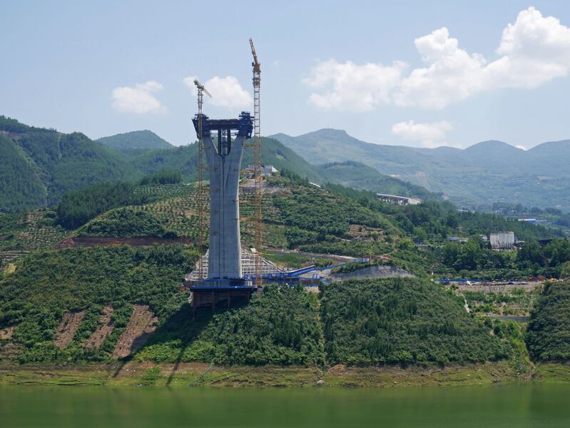 File:DaxiheCraneBlueSkyLonglens.JPG