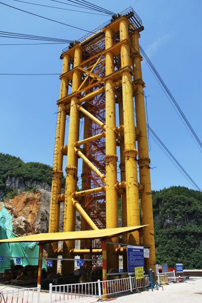 File:HongjiaduArchHighlineTower.JPG