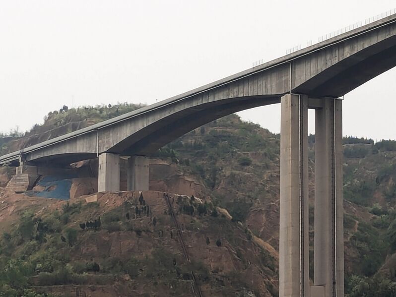 File:HongnongjianheLonglensCliffEdge.jpg