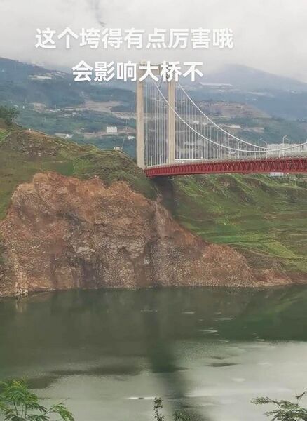 File:Hulukou east tower.jpg