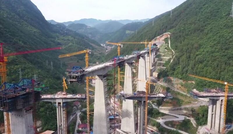 File:Lianghekou railwayConstCrossing.jpg