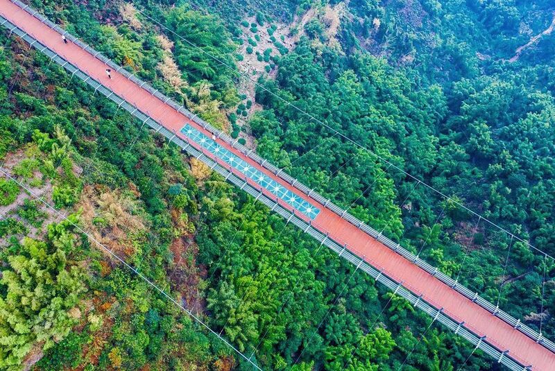 File:LongguashanFootbridgeGlassPanels.jpg