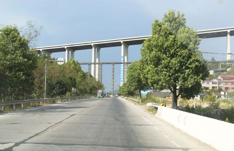 File:ZhangjiajieCityHighwayBridge.jpg