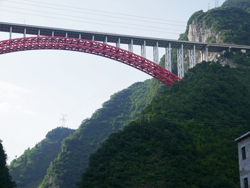 File:BaishuijiangArchGreenTrees.JPG