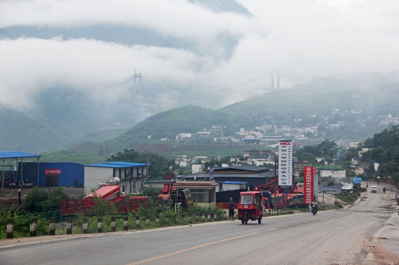 File:JinshajiangBridgeHulukou&Clouds.jpg