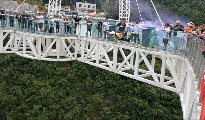 File:NizhuheGaryJumpSmokePlatform.jpg