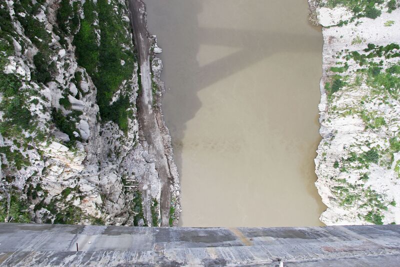 File:DaduheChanghebaDamBeamGorgeDrop.jpg