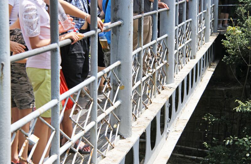 File:ZhangjiajieParkFootbridgeRailing.jpg