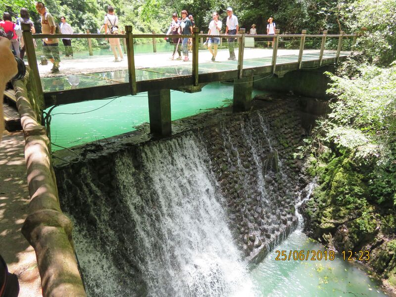 File:031ZhangjiajieWaterfallByJohnFilmer.JPG