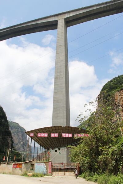 File:HezhangCentralPier.jpg