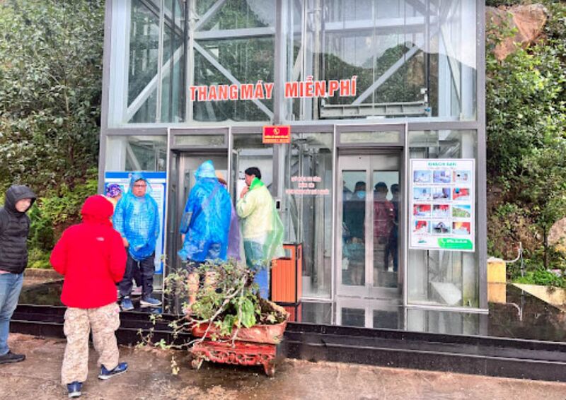 File:RongMayLiftBottom.jpg