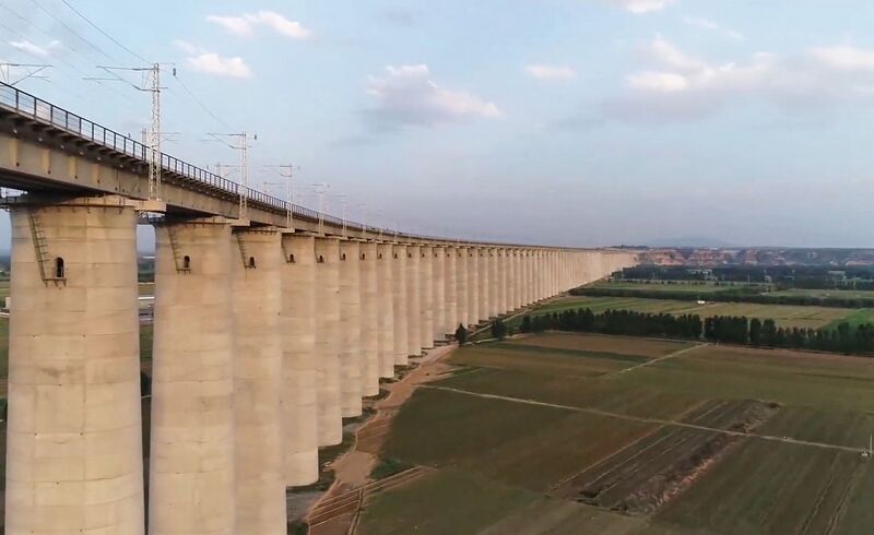 File:Fenhe Railway Bridge MenghuaDrone4.jpg