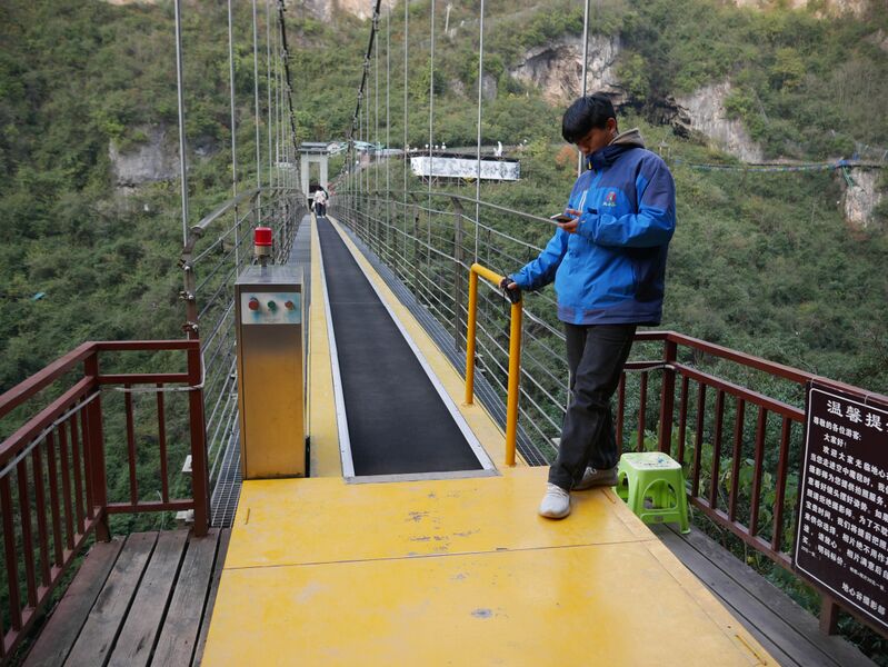 File:MotanyunFootbridgeConveyor.JPG