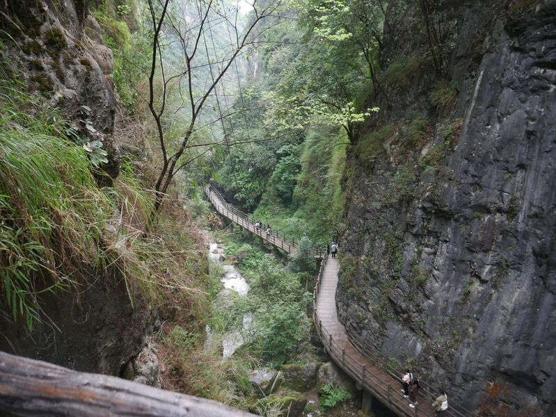 File:NizhuheCanyonStairsZigzag3.JPG