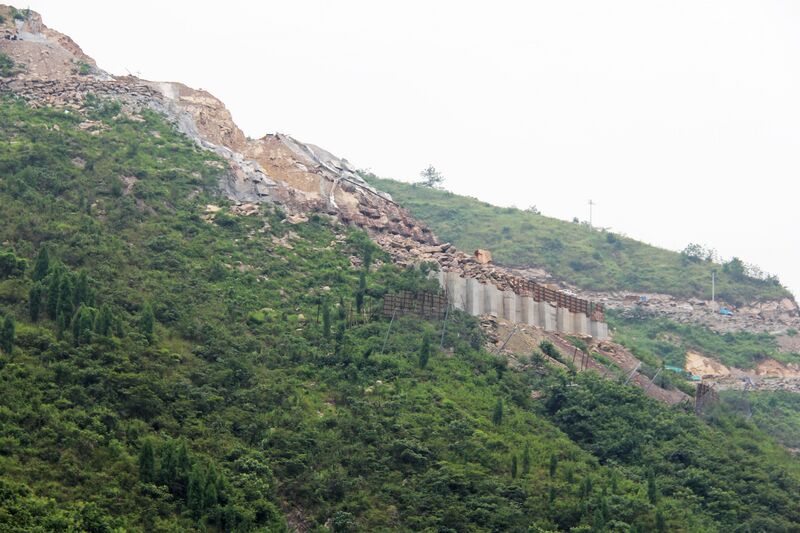 File:YelangheRailwaySlopeLonglens.jpg