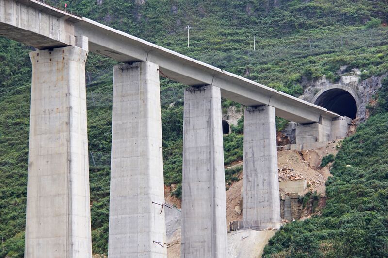 File:BalingheRailwayWestTunnelSlope.jpg