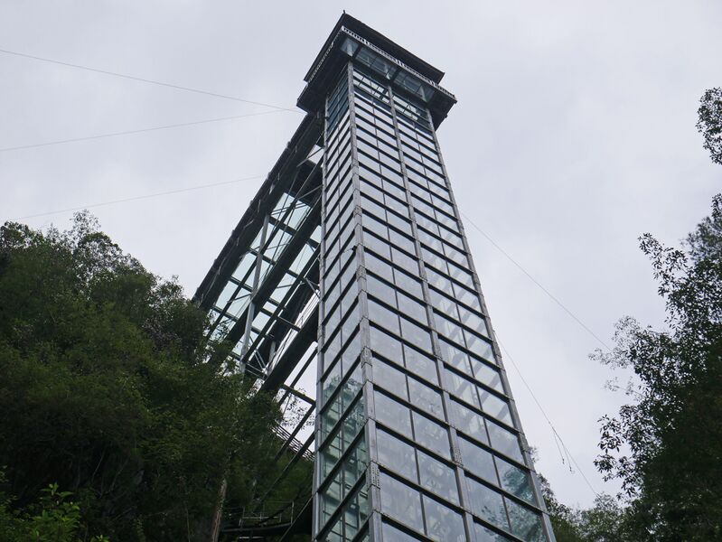 File:DapanshanScenicAreaElevatorSkyUp.JPG