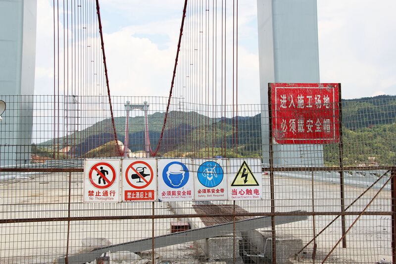 File:LishuiheDangerSigns.jpg