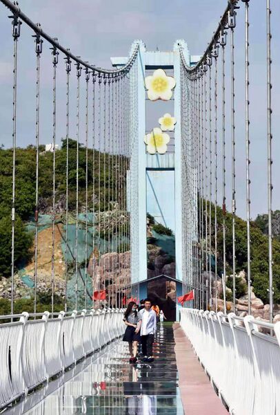 File:Liupanshui Meihuashan Glass14.jpg