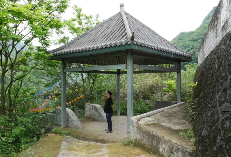 File:Tongzi FootbridgePavilion.JPG