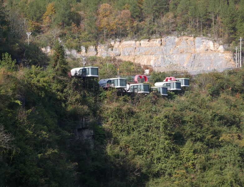 File:Yunzhiduan Glass FootbridgeBungalows.JPG