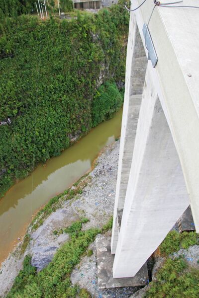 File:GuanlinPierDrop&River.jpg