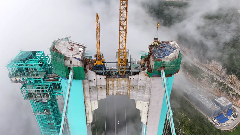 File:HuajiangWestTowerCloudsHigh.JPG