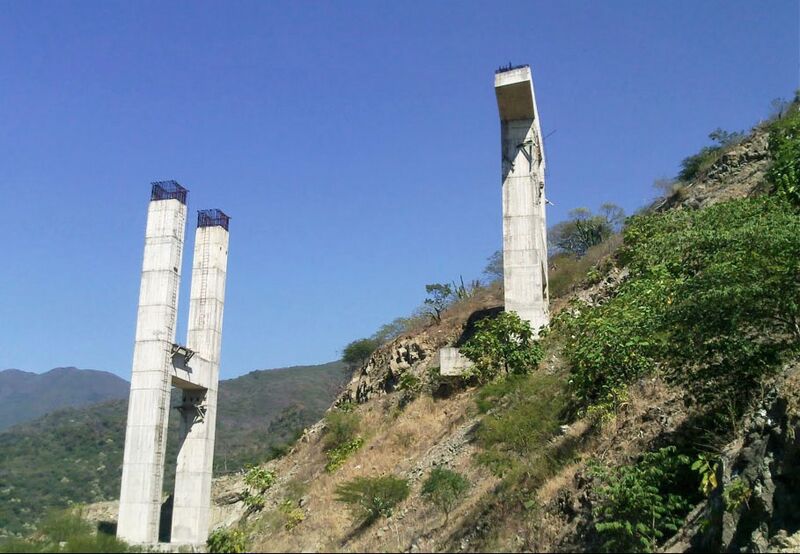 File:LachiguiriPierConstByMTdeOaxaca.jpg