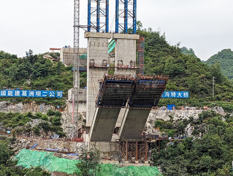 File:MinjiagouLonglensRib.jpg
