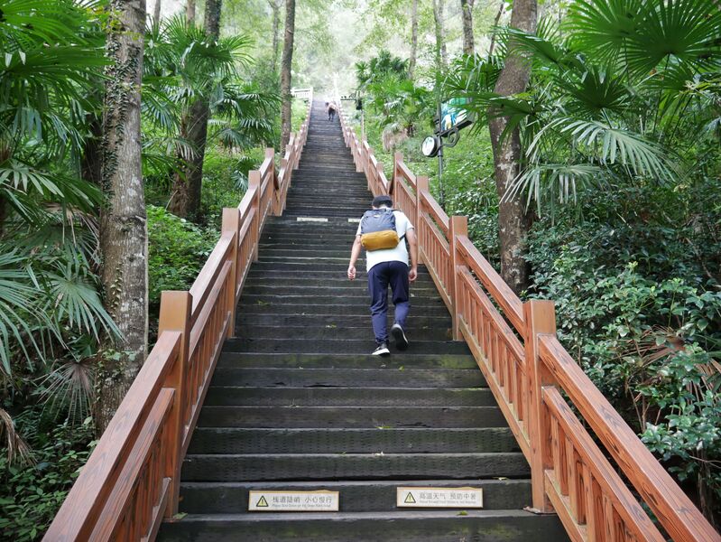 File:ShijiufengJingquiScenicAreaSteps.JPG