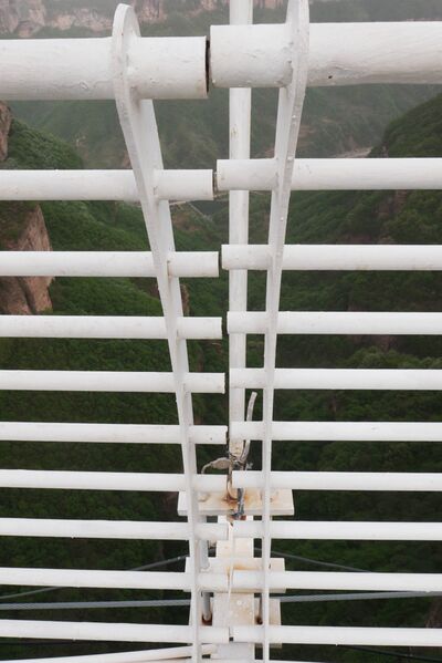 File:Taihang GlassFootbridgeRailingJoint.JPG