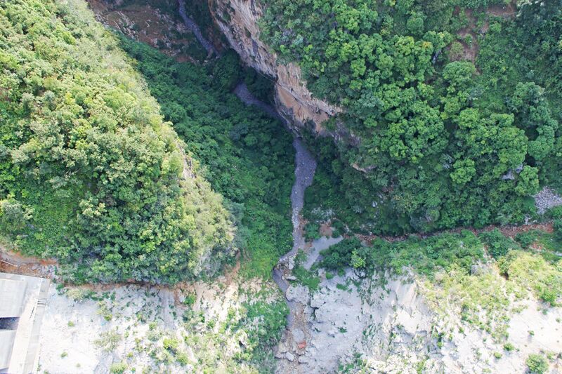 File:WanglongbaoDropToCreek.jpg