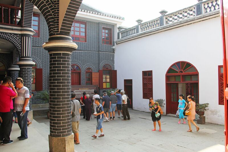 File:118ZunyiMeetingHouseCourtyard.jpg