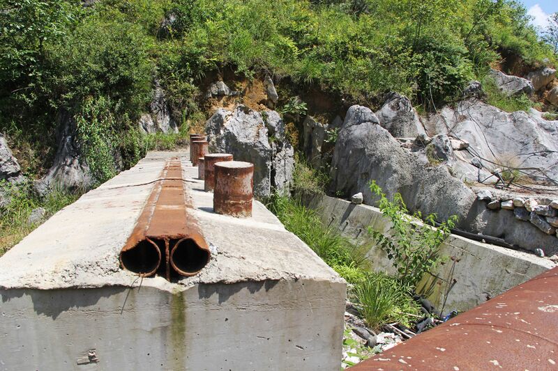 File:DimuheFootbridgeCableAnchorRemains2.jpg