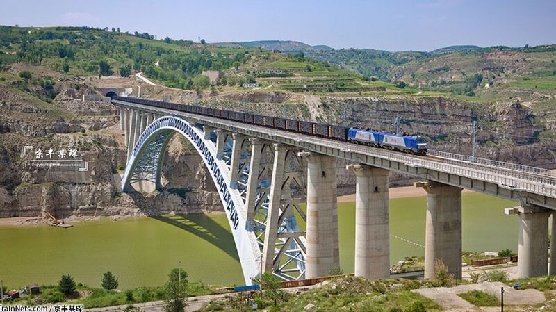 File:Huanghe Railway Bridge ZhunshuoTrain.jpg