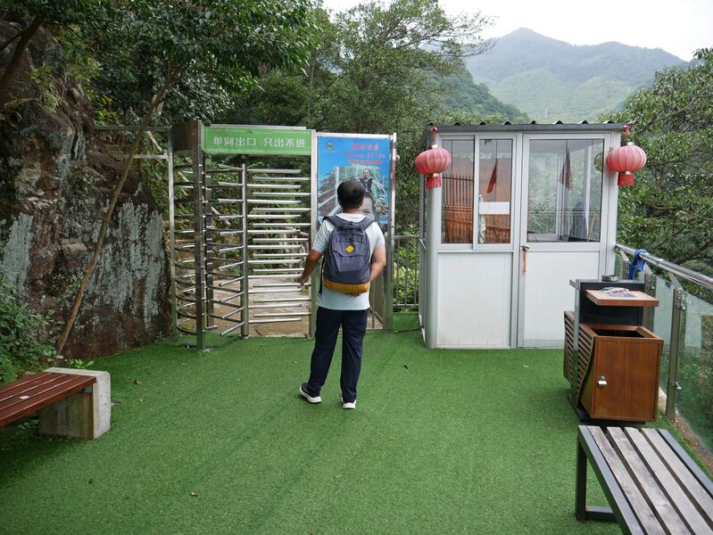 File:Lianghuangshan GlassExits.JPG