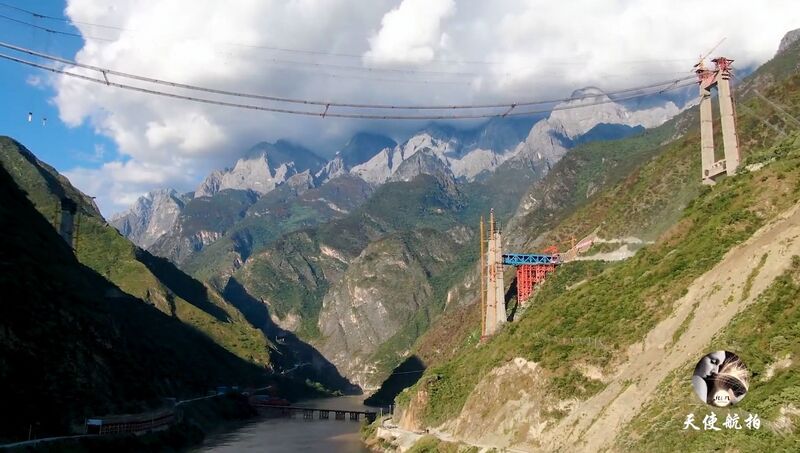 File:TigerExpwyDroneTowers.jpg