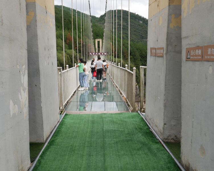 File:Fengdu Lianhuashan Glass FootbridgeWindowView.JPG