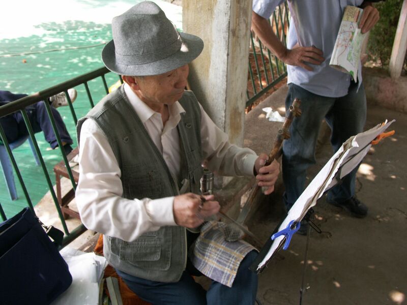 File:KunmingParkMusician.jpg