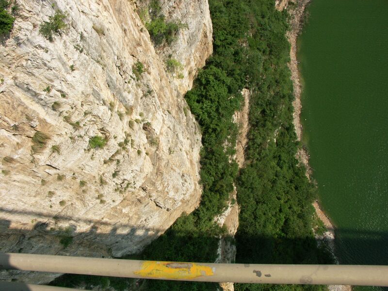 File:Luojiaohe2011CliffView.jpg